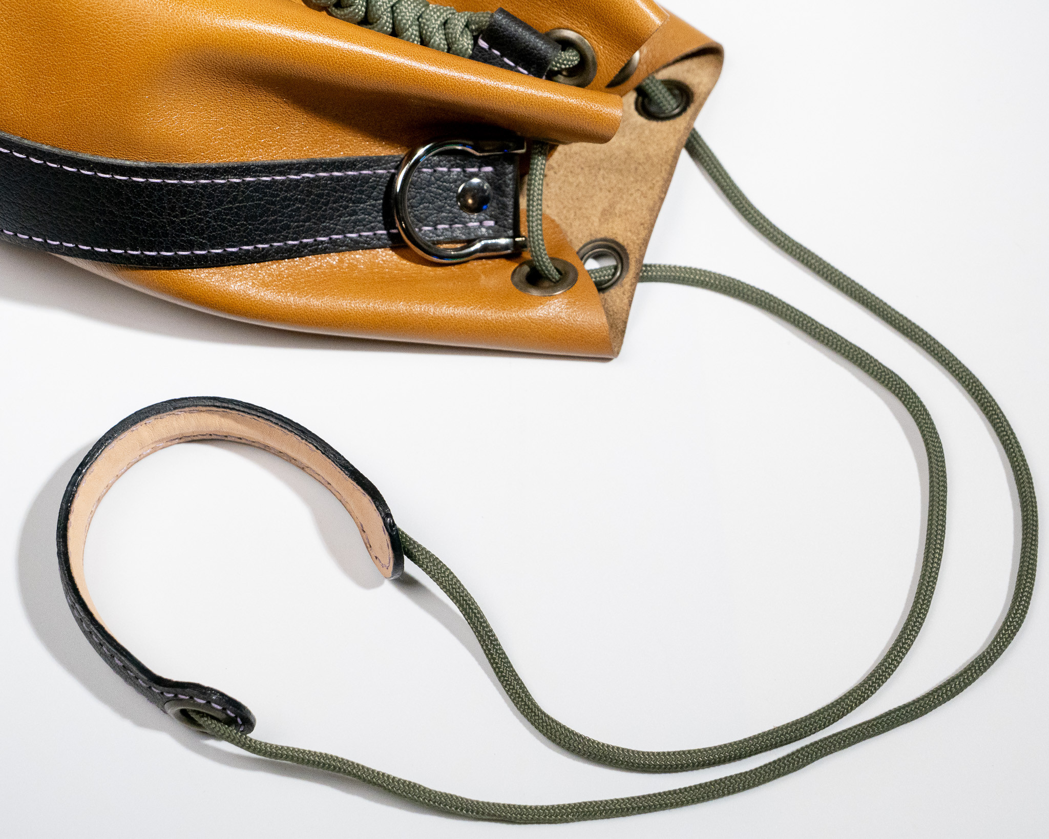 イタリアンレザー　お散歩巾着／Walking Drawstring Pouch