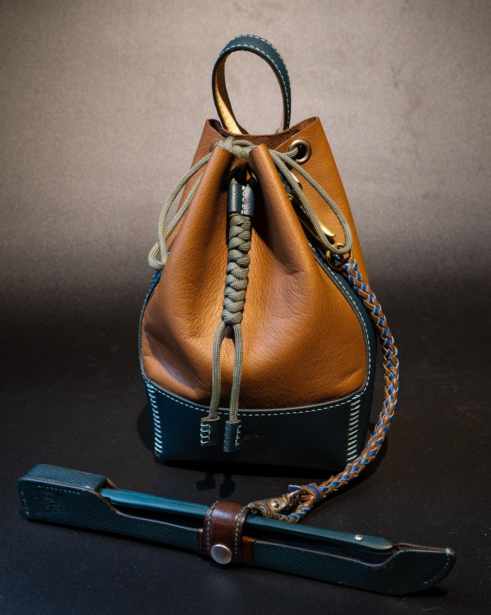 イタリアンレザー　お散歩巾着／Walking Drawstring Pouch