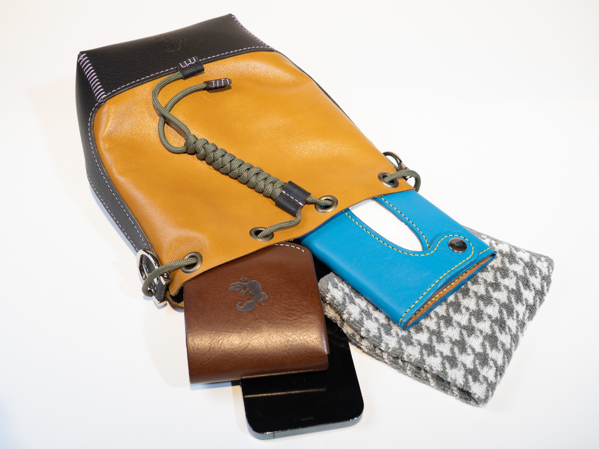 イタリアンレザー　お散歩巾着／Walking Drawstring Pouch