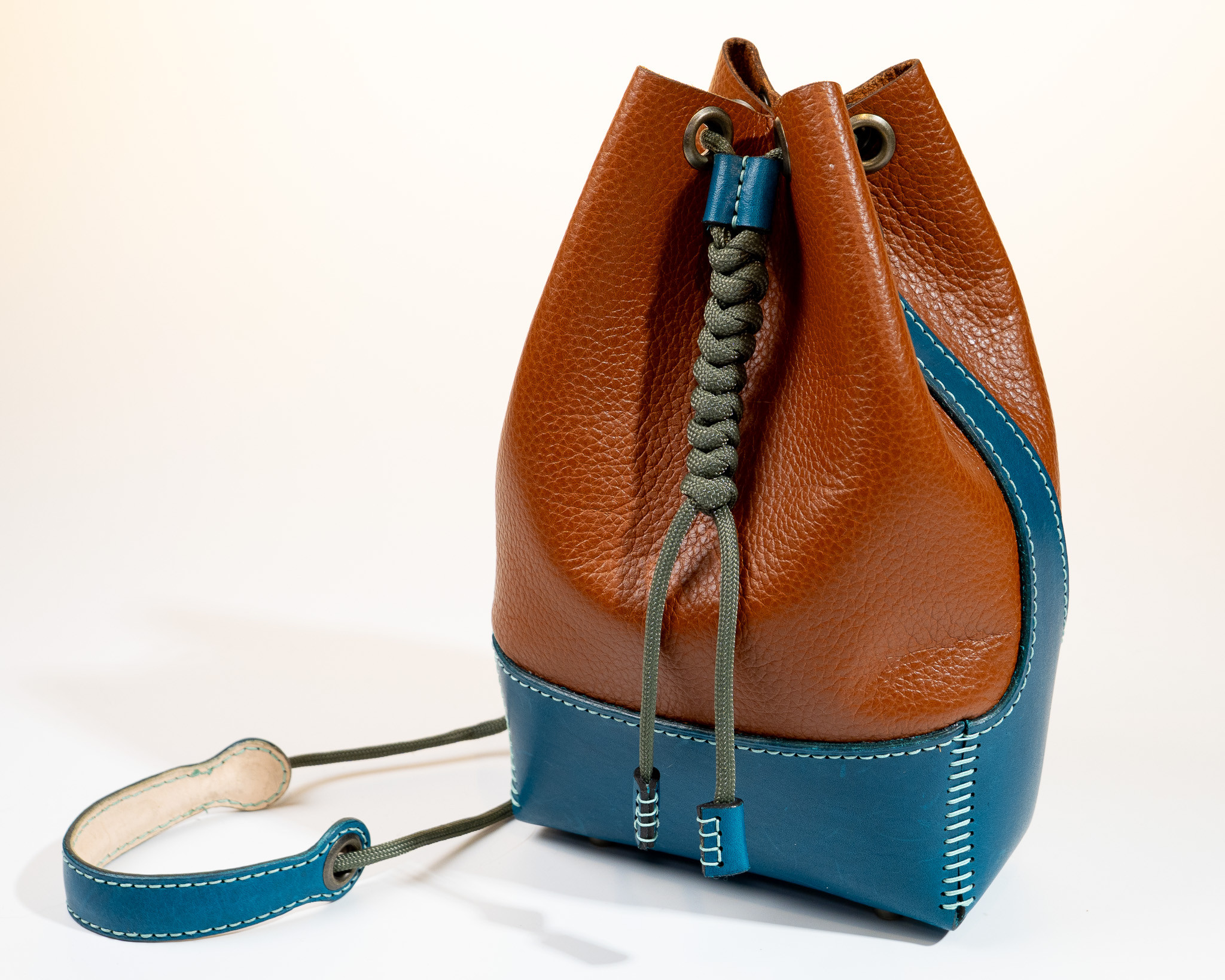 イタリアンレザー　お散歩巾着／Walking Drawstring Pouch