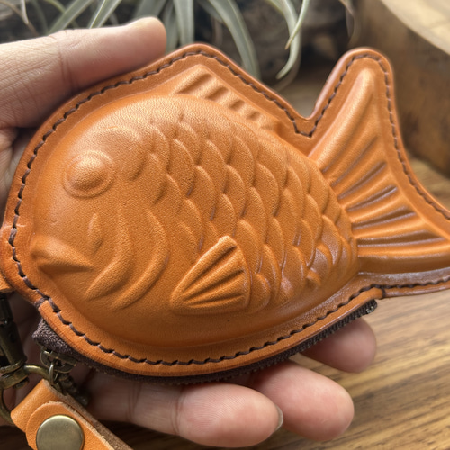 栃木レザー】本革たい焼き型ミニポーチ | 遊び心ある小物・小銭入れ