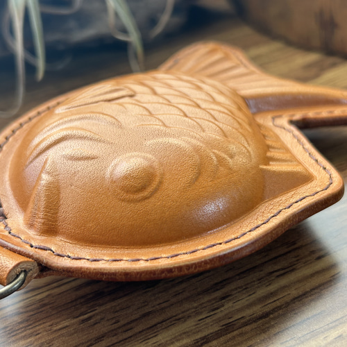 栃木レザー】本革たい焼き型ミニポーチ | 遊び心ある小物・小銭入れ