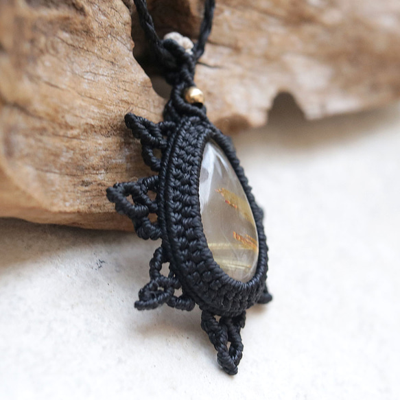 ルチルクォーツ天然石マクラメネックレスmac441エスニックアジアンエキゾチックなアレルギーフリーのアクセサリー 3枚目の画像