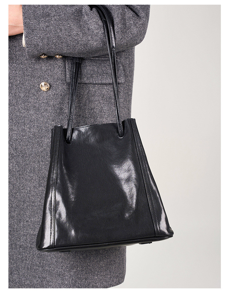 カーフレザーのバケットバッグ｜艶の深まりを楽しむ植物タンニン鞣し