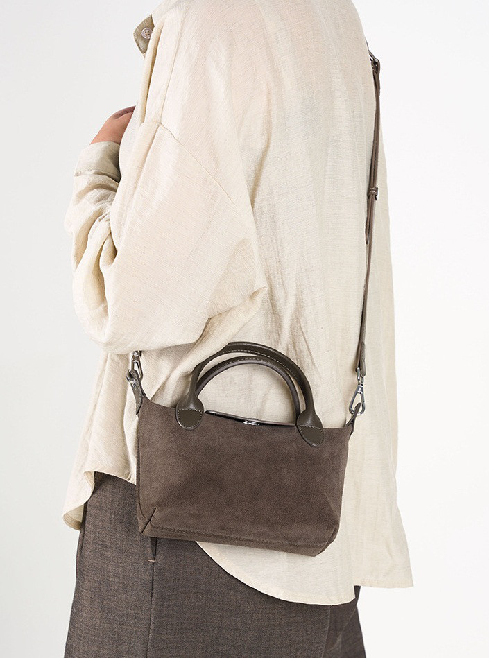 スエード調レザーのミニショルダー｜ふんわり柔らかな質感を楽しむ2WAYバッグ