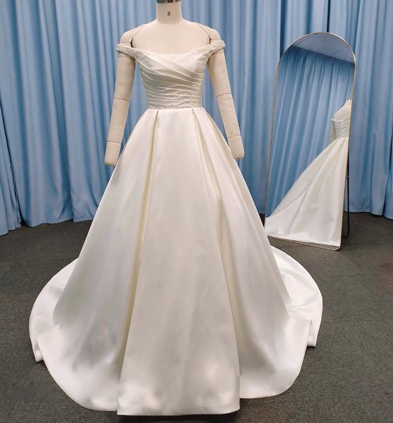 顧客満足度99％以上　オフホワイト　高級サテン　真珠パール付き　二の腕カバー　胸フリル　くるみボタン　トレーン結婚式優雅