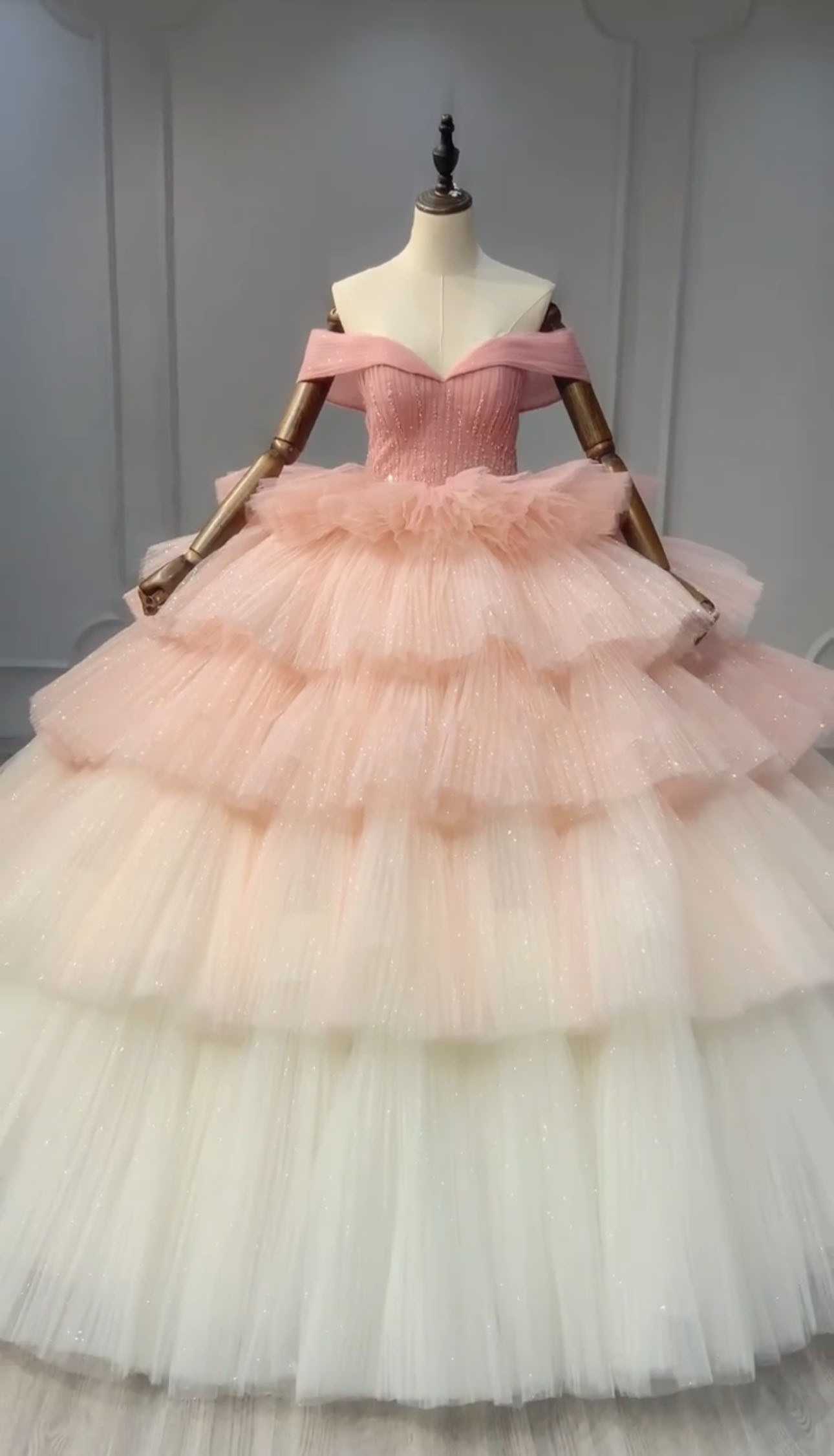 最新品位を漂う　可愛いピンク　グラデーション　オフショルダー　二の腕カバー挙式キラキラ　フレアスカート　プリンセスライン