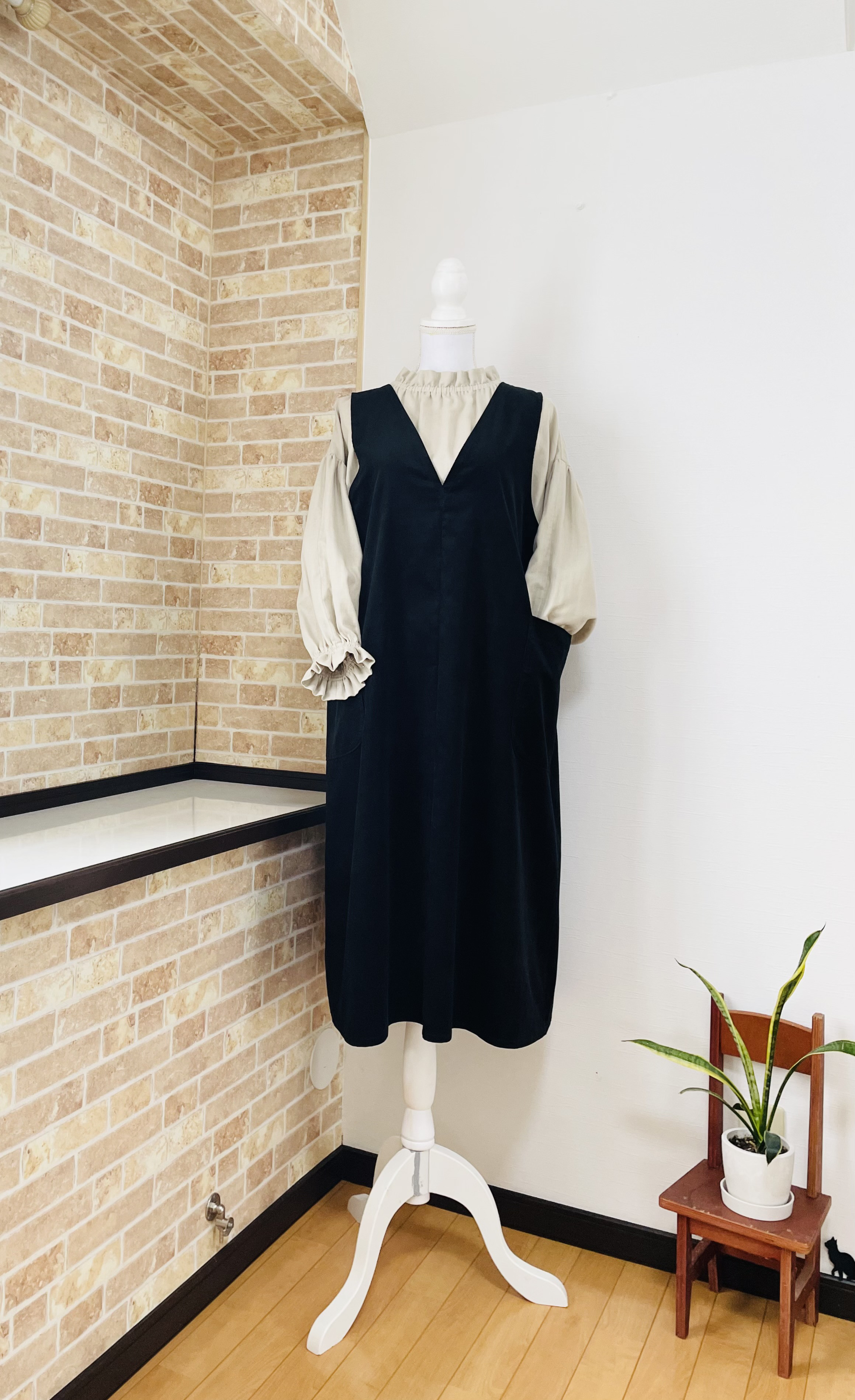 新作❣️細コーデュロイおっきなポケットが可愛い❣️Ｖネックのサロペットワンピース黒