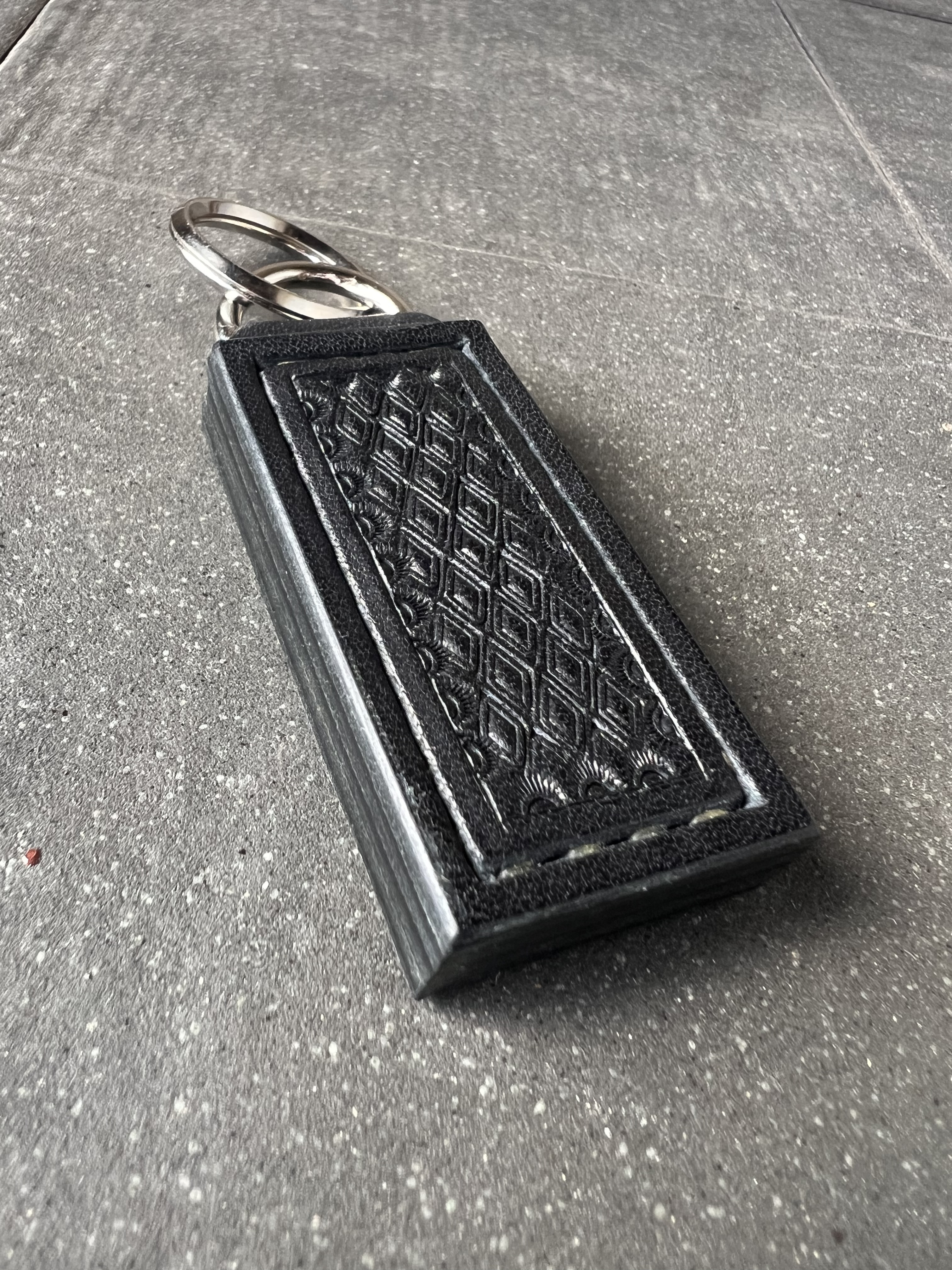 コバ ピカピカ★スタンピングキーホルダー　ブラック