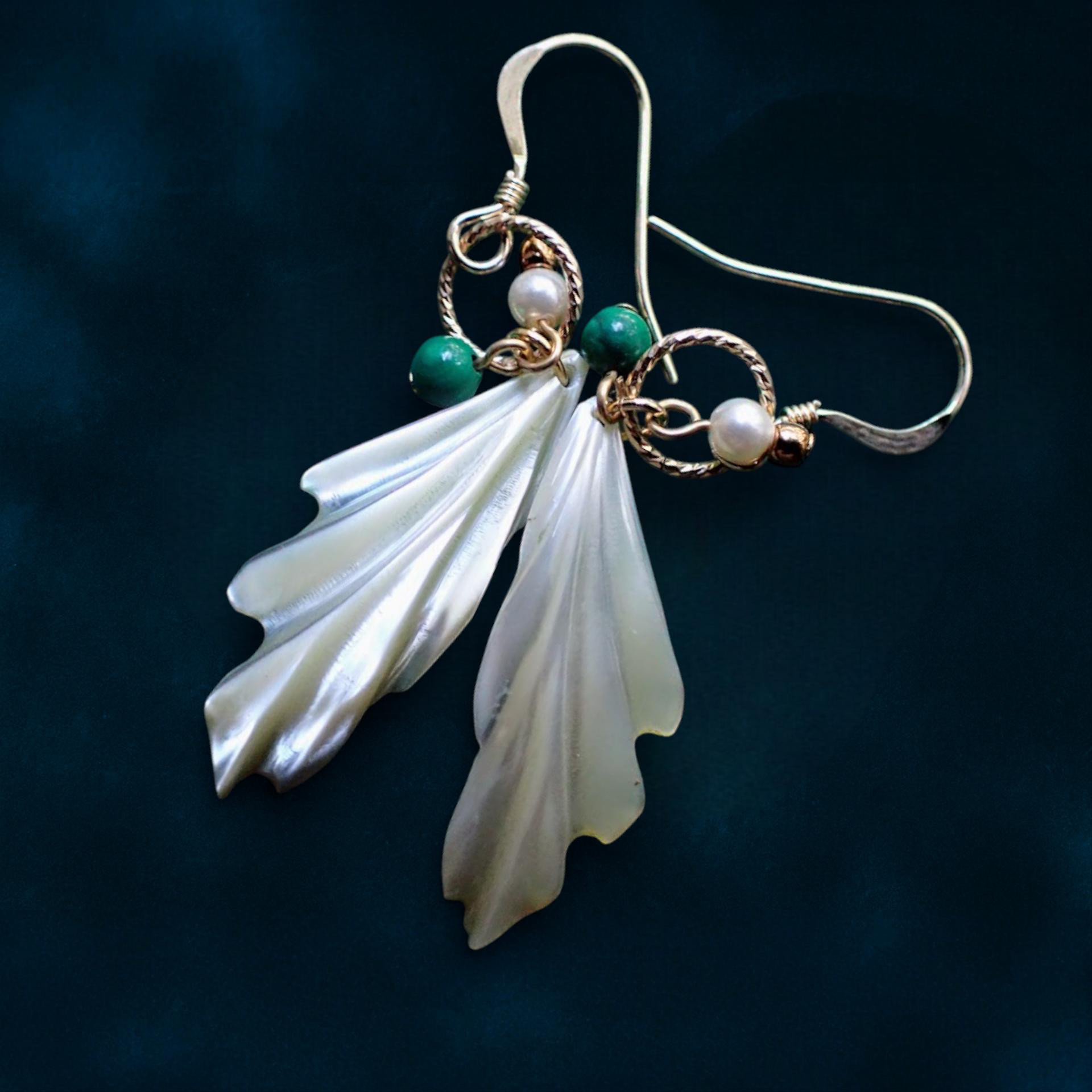 【一点物】「冬の光をまとう 夜光貝の羽ピアス｜真珠層×14kgf」