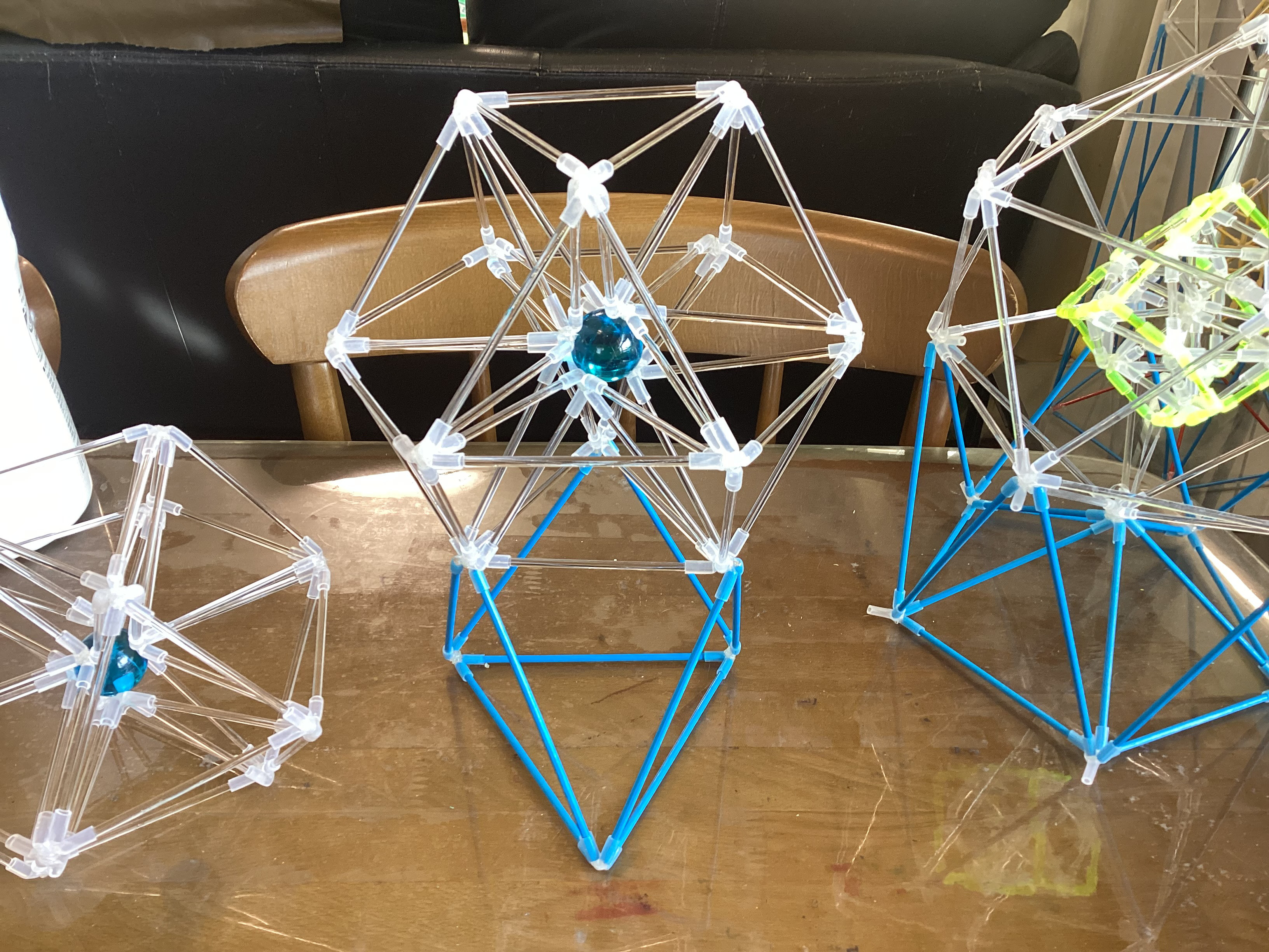 自然数１が描く宇宙の形　フラクタル線分ベクトル平衡体　台付　25Φ　ビー玉入りオブジェ