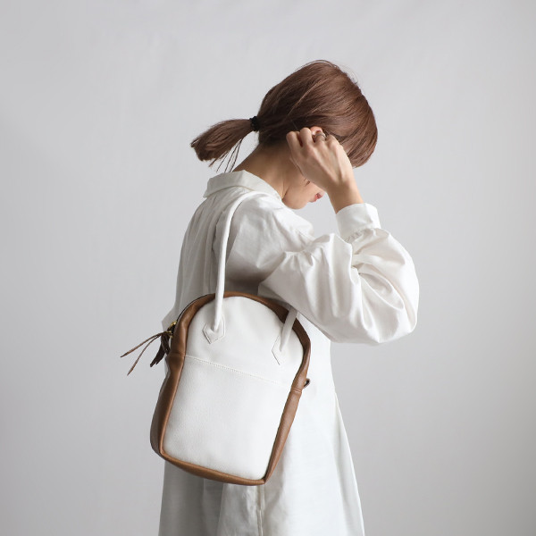 上質シュリンク　PUレザー　トート　ハンド　バッグ　鞄　肩掛け 食パン トースト パン好きさん　白×茶　P96