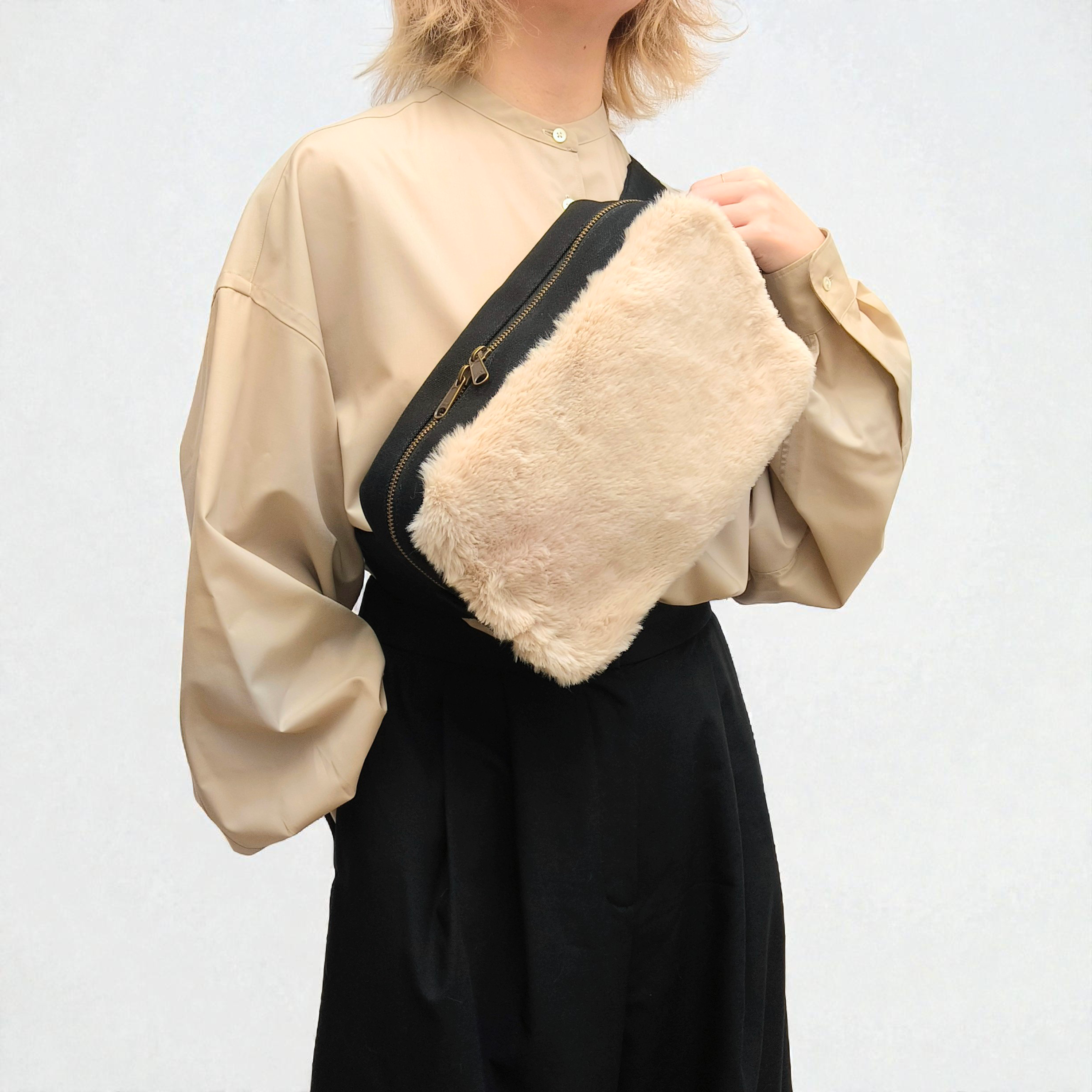 simple body bag【ブラック × ベージュ】- ふわふわファー × 8号帆布 -