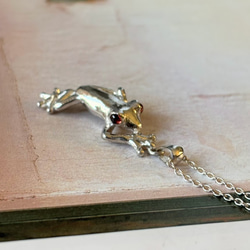 H様ご注文　おめ目がガーネットアカメアマガエルのネックレス 6枚目の画像