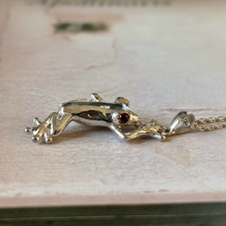 H様ご注文　おめ目がガーネットアカメアマガエルのネックレス 5枚目の画像