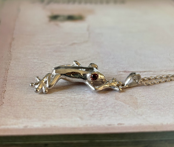 H様ご注文　おめ目がガーネットアカメアマガエルのネックレス 5枚目の画像