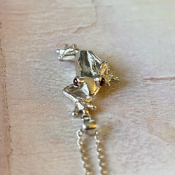 H様ご注文　おめ目がガーネットアカメアマガエルのネックレス 7枚目の画像