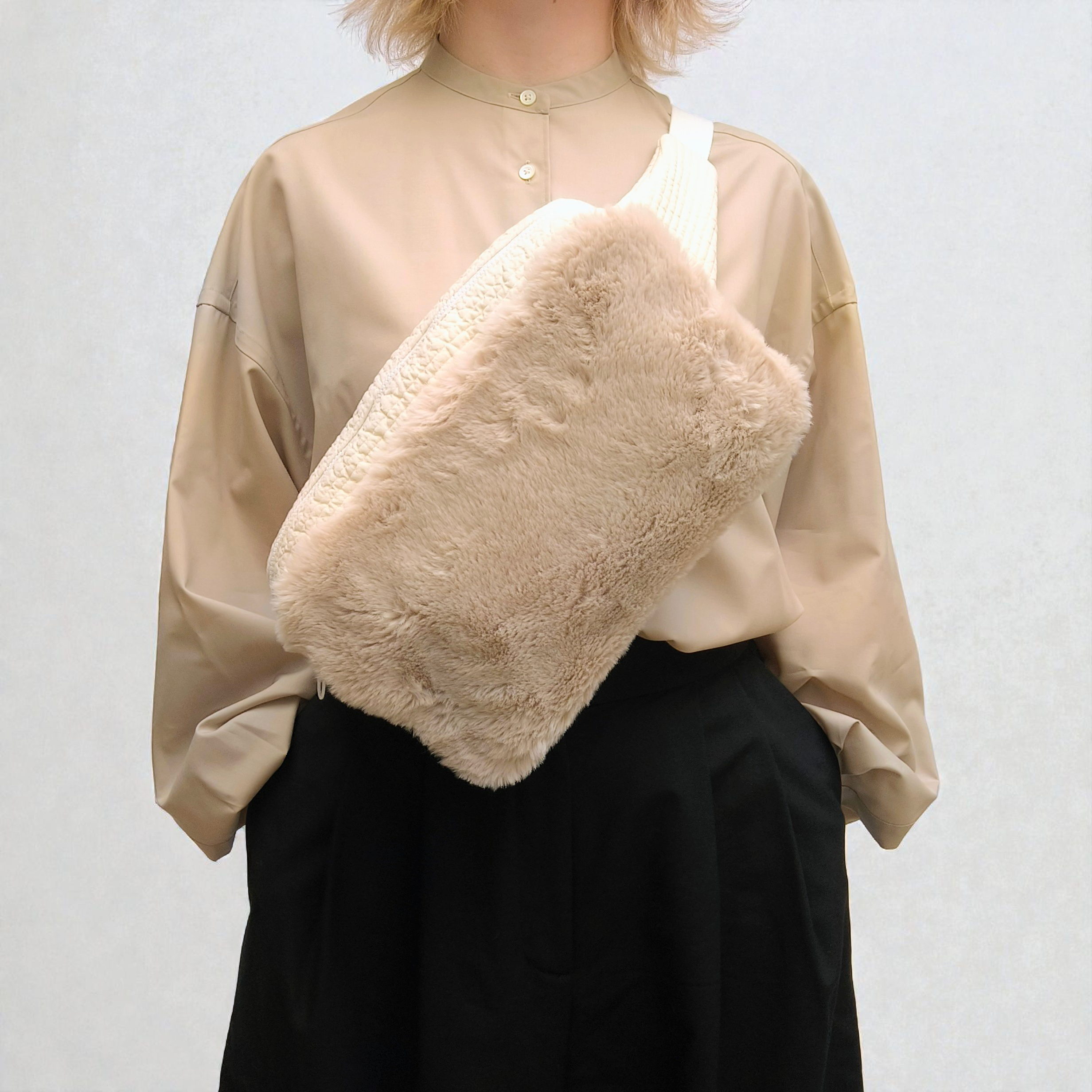 simple body bag【オフホワイト × ベージュ】- ふわふわファー × イブルキルト -