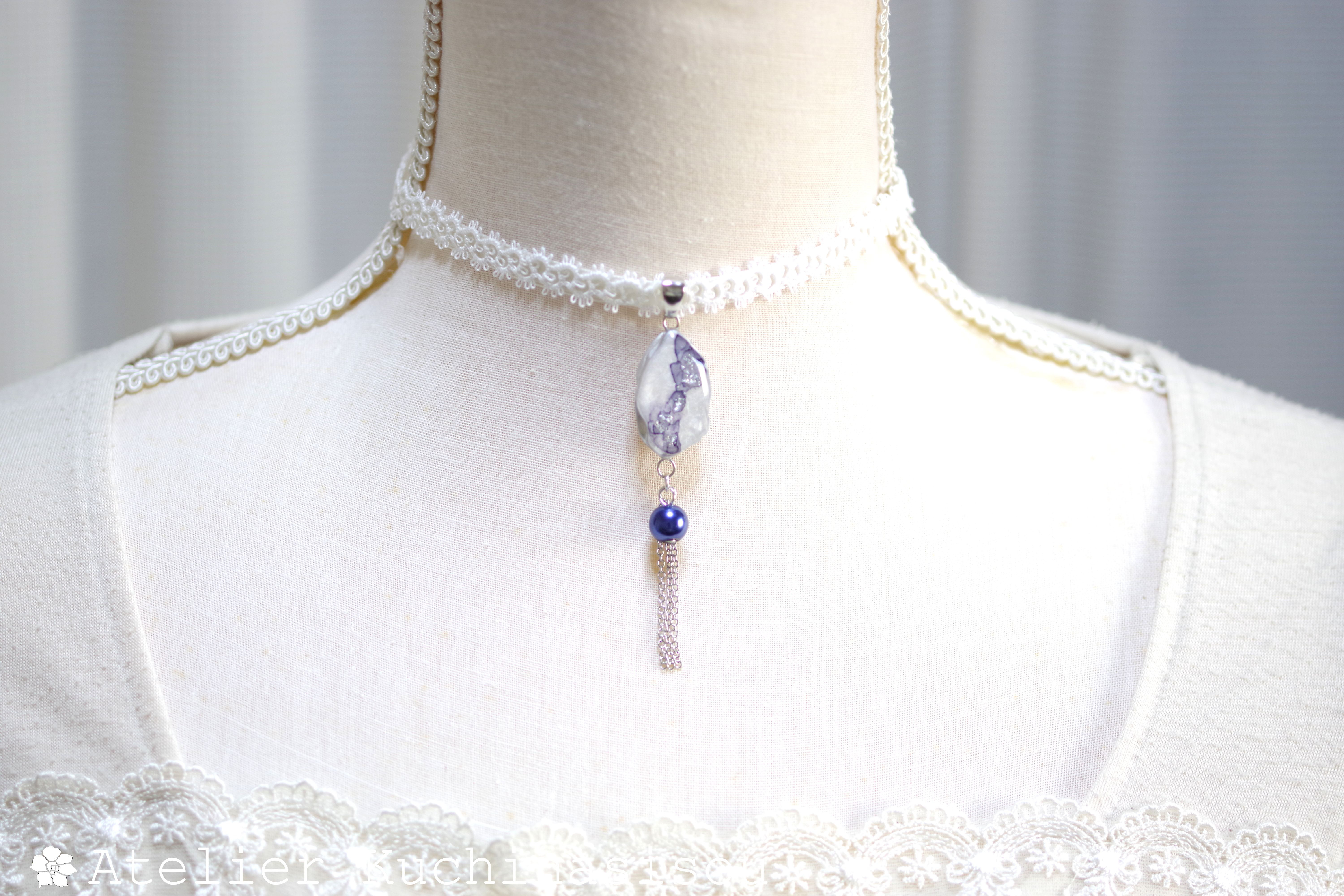 【受注製作】レジンアート　スライスアゲートとタティングレースとサテンリボンのチョーカー〈凍蝶〉