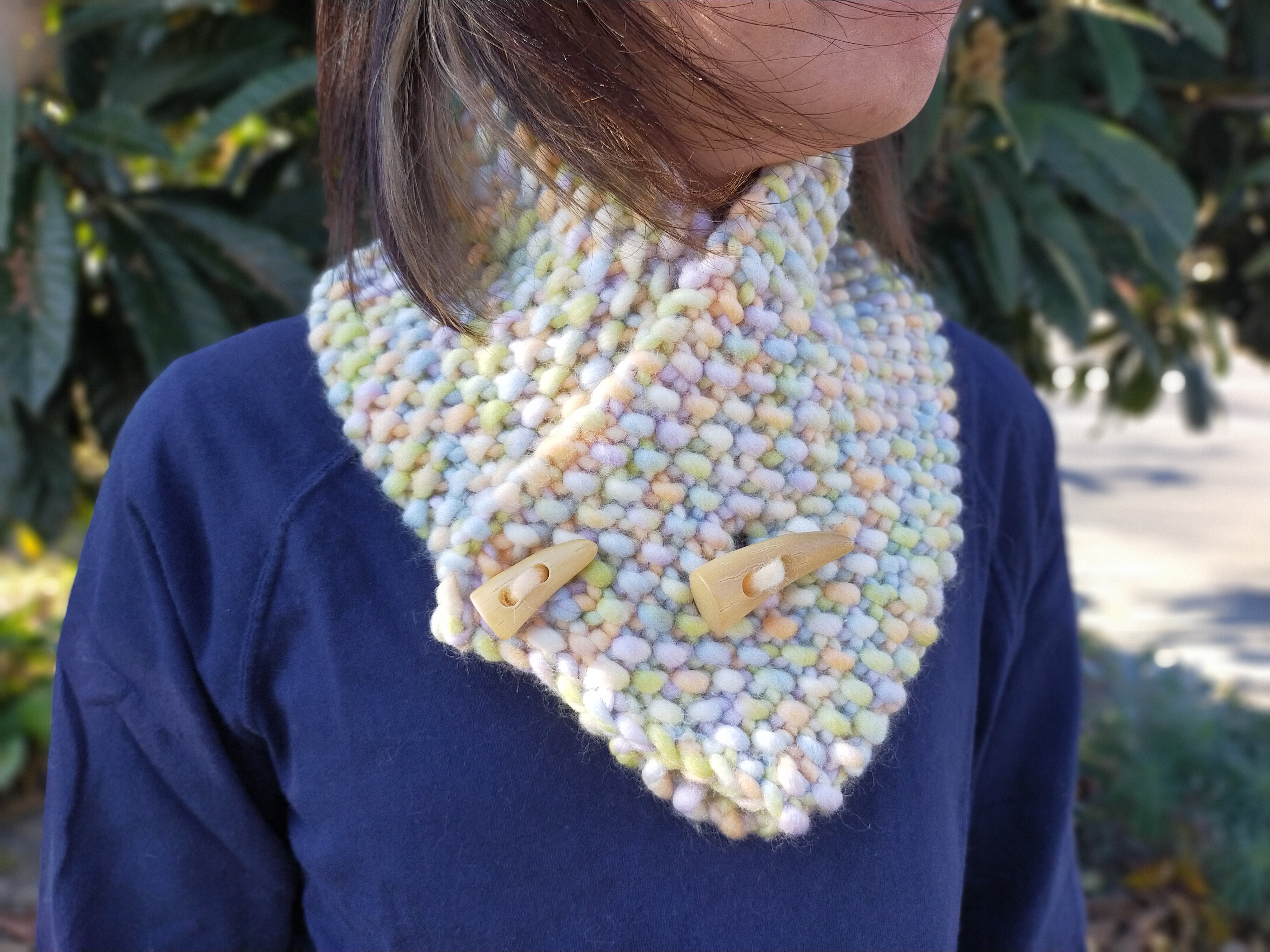 ポップカラーのダッフルショートマフラー【オレンジ＆ライトグリーン系】