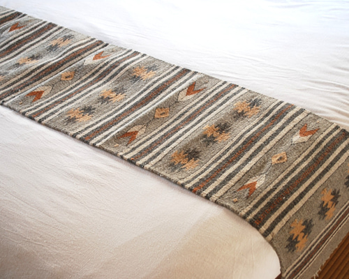 メキシコの天然ウール手織りロングラグ・ベッドスロー｜サポテコ伝統