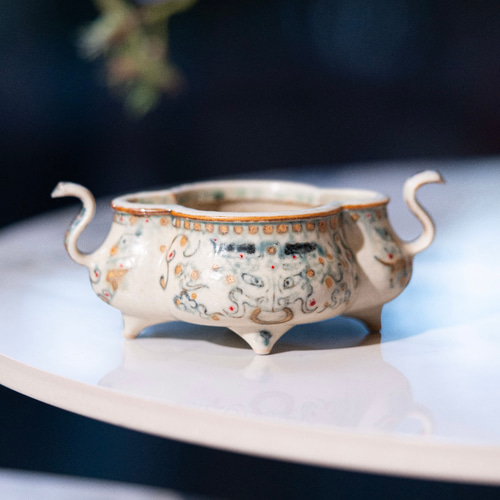 詩瓷集・香道の美 古代青銅器の神秘を磁器で再現｜釉下彩青花染付