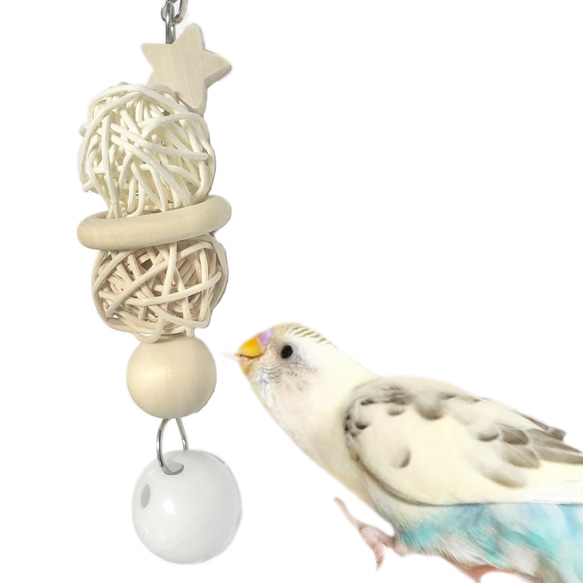 インコ かじりおもちゃ 約15cm 日本製  天然木 セキセイインコ 木製  スター ラタンボール プラスチック鈴 3枚目の画像