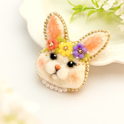 花冠のうさぎブローチ｜羊毛フェルト＊立体お花の春色アクセサリー