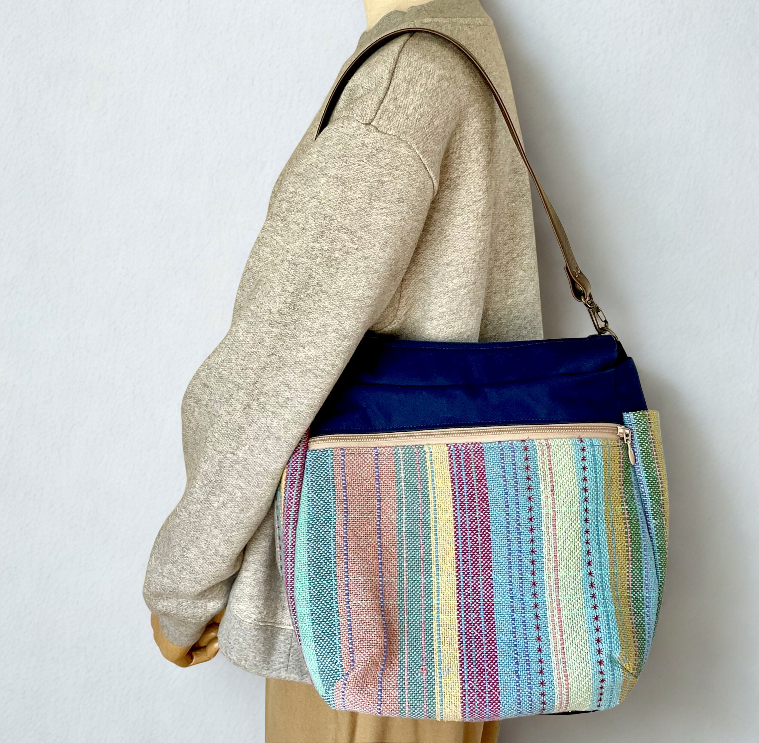 マチ18ｃｍたっぷり入る手織り2wayバッグ　メリー（カラフルネイビー）