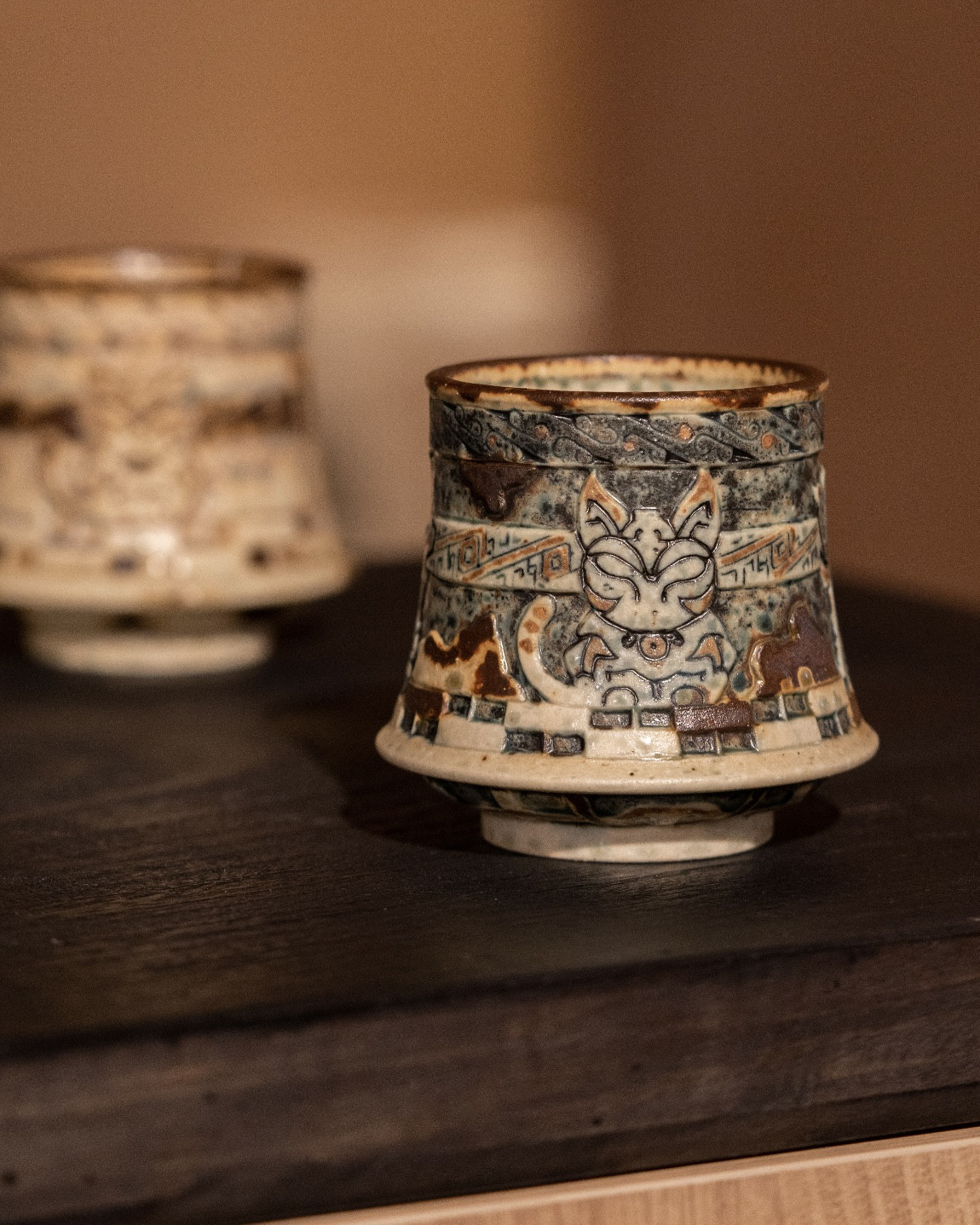 詩瓷集·【癒しの青銅猫カップ】手彫り&青花染付｜博物館の美学が毎日のコーヒータイムに｜240ml 景徳鎮手作りマグ