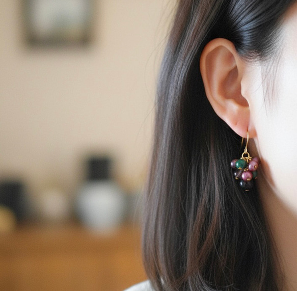 冬の新作【数量限定】大人の色合い　オーナメント風　ボリューム　天然石パール　サージカルステンレスピアス 2枚目の画像