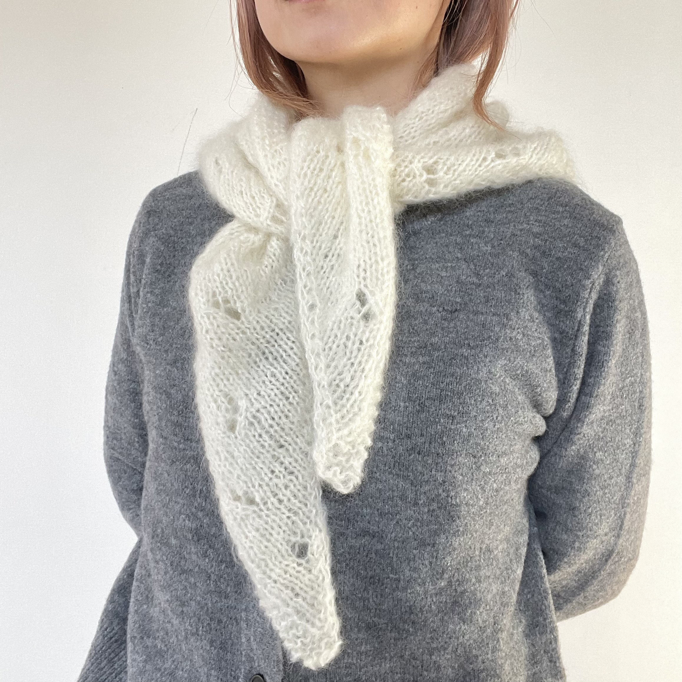 モヘアの三角ショール　グレー　ニットスカーフ