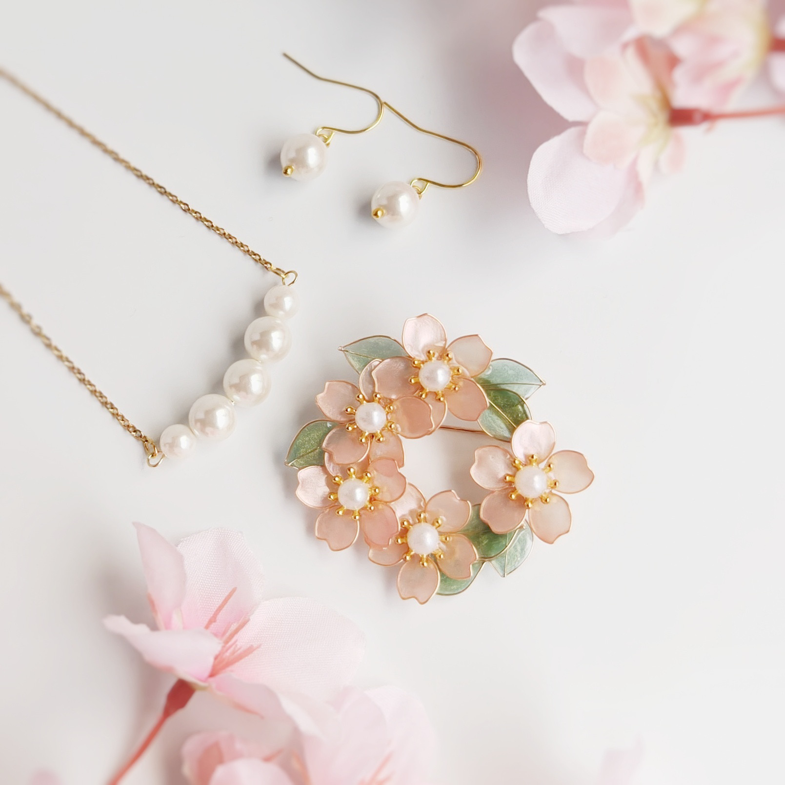 淡桜（あわざくら） のリースブローチとネックレス＆ピアス/イヤリング3点セット