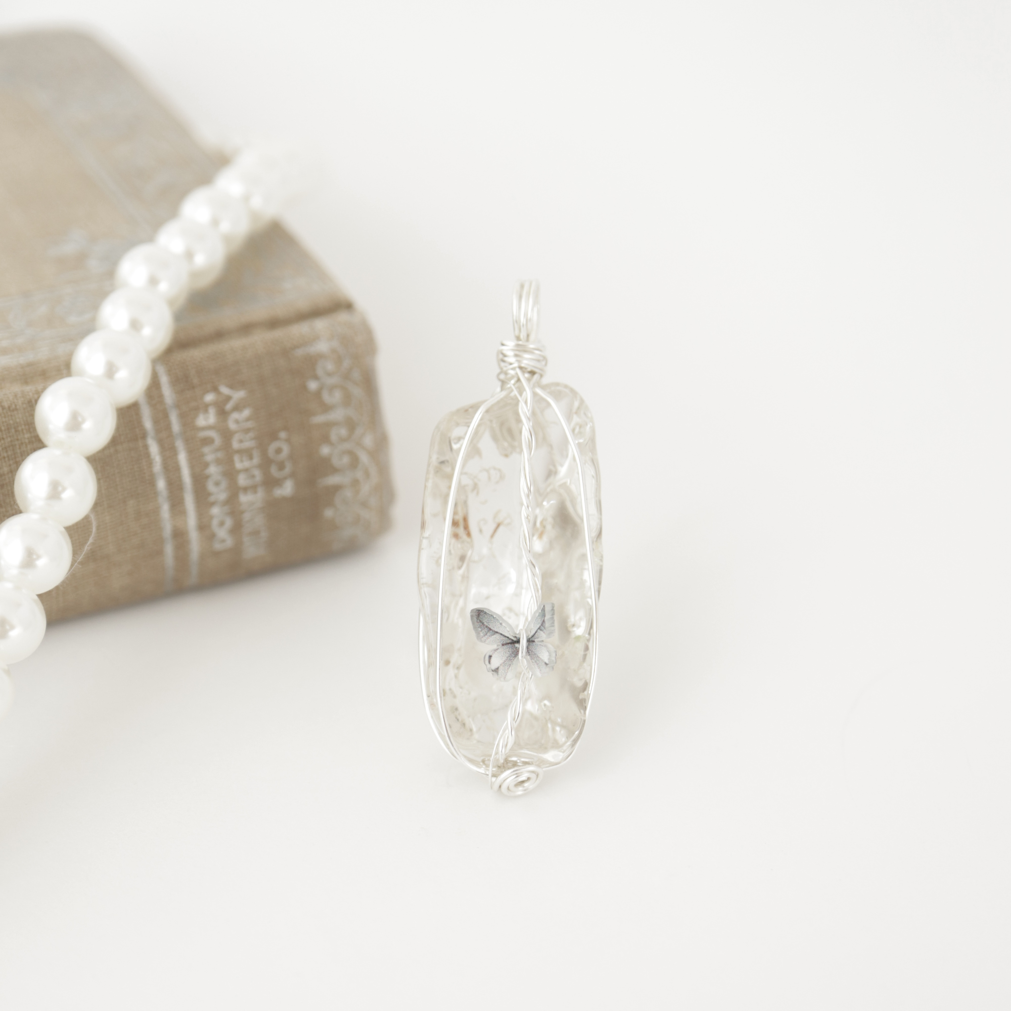 【1点もの】黒平鉱山 水晶《静寂に舞う蝶》｜国産天然石ペンダント
