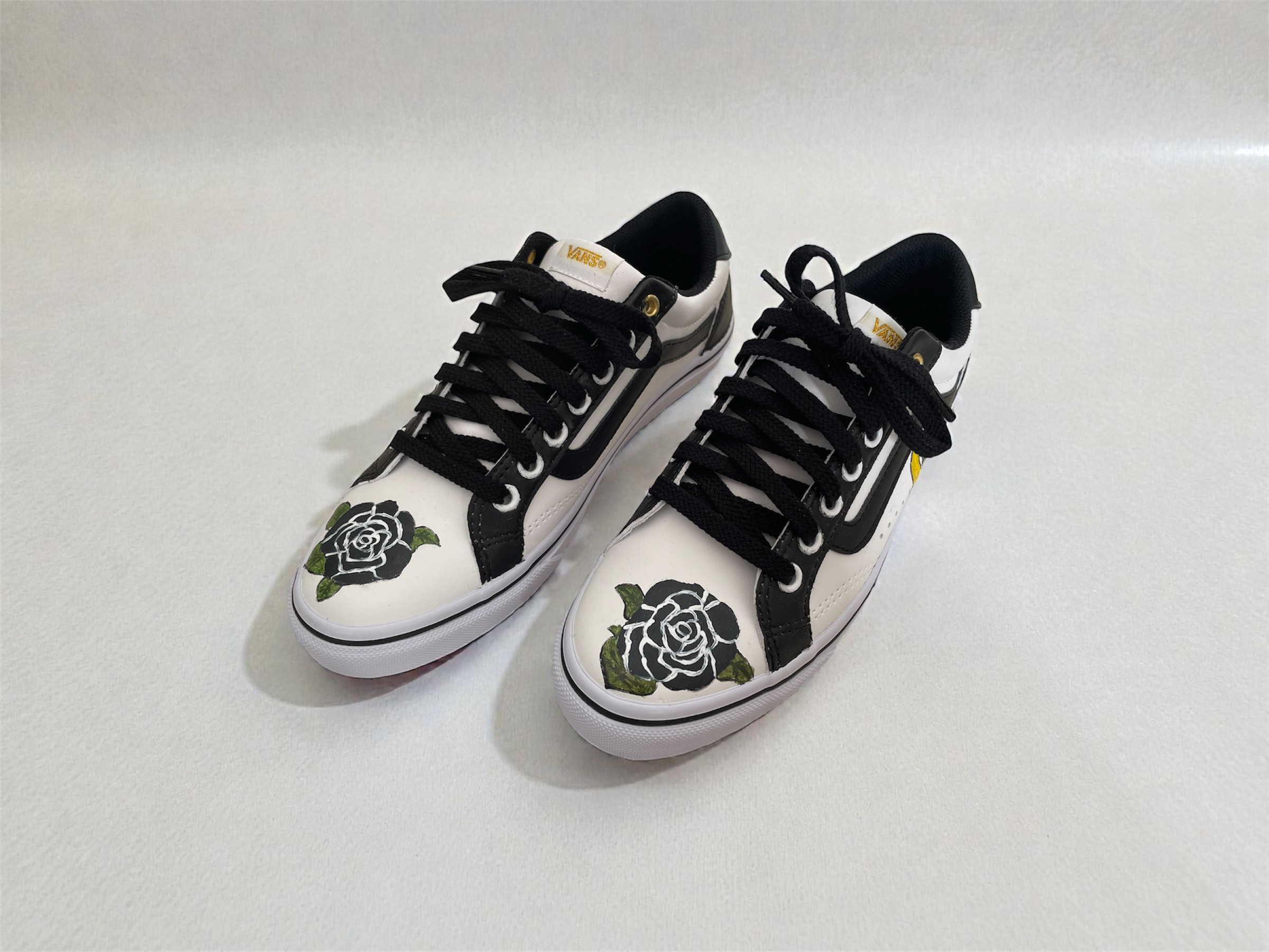 【パリ展出展作家】手描きペイントスニーカー(受注生産/持ち込み可)|月と黒薔薇|ギフト|モノトーン