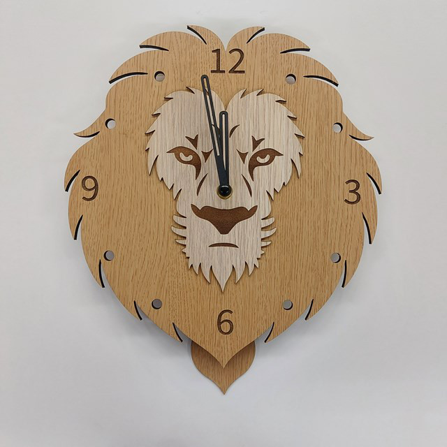 ライオン 壁掛け時計 振り子付き 静音ムーブメント 木製アートクロック