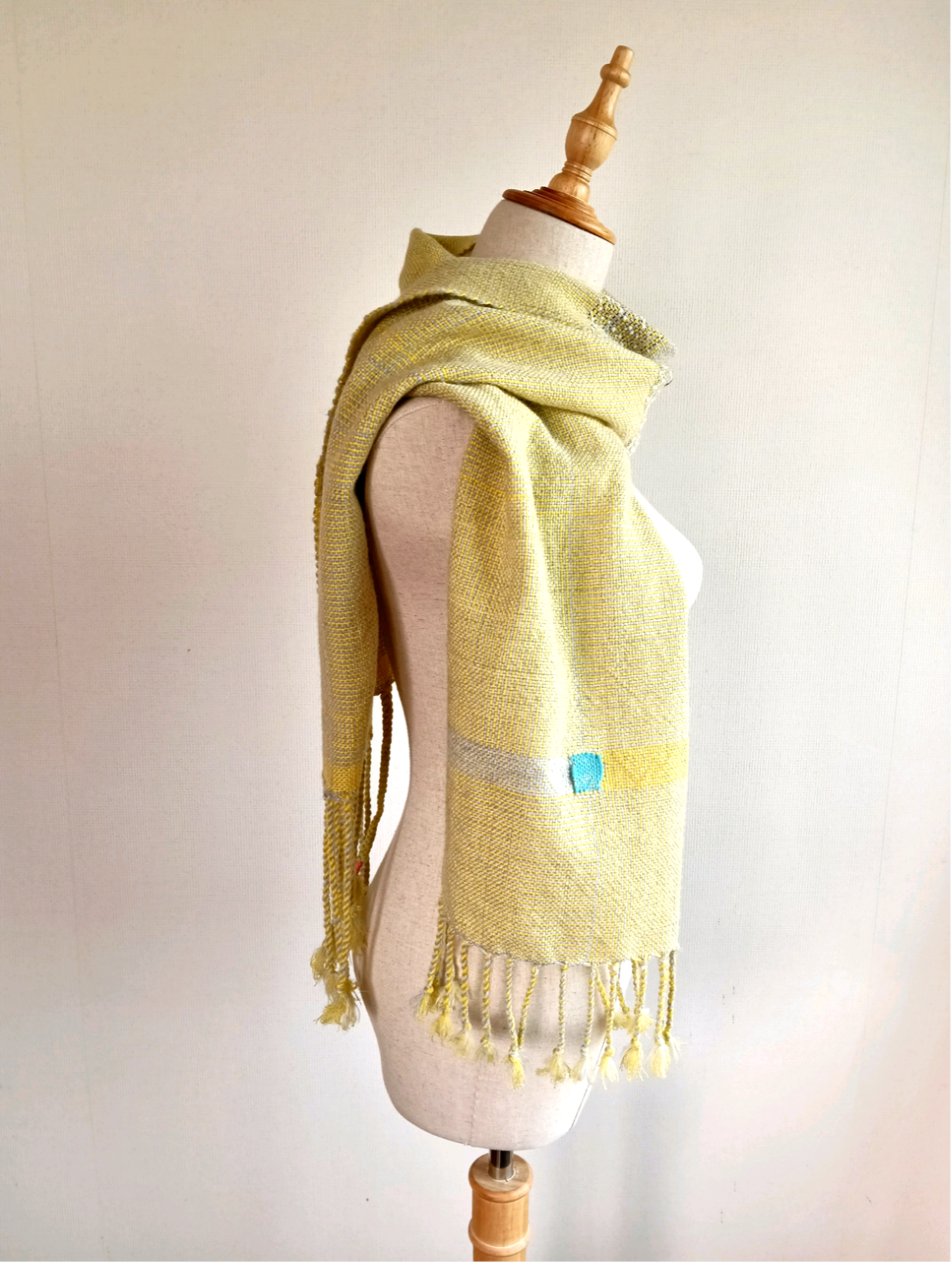 レモンイエローと淡いグレーの 穏やかなメリノウールマフラー