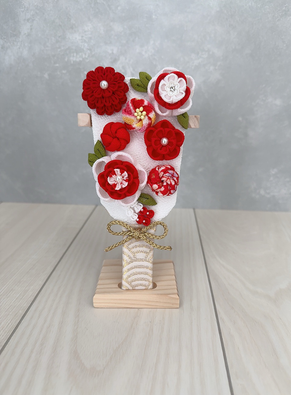 羽子板ver. 羽子板 雛人形 初節句 白 赤 卓上 つまみ細工 花 出産祝い スタンド付き ひのき 雛祭り 飾り