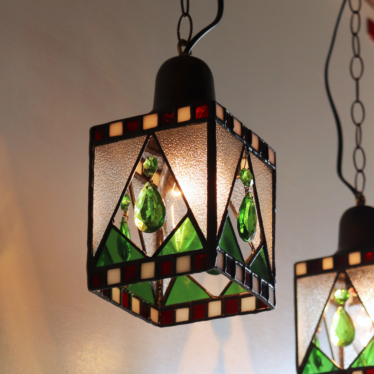 クリスマスカラー&ヴィンテージプリズムのステンドグラスペンダントライト｜天井吊り下げ照明
