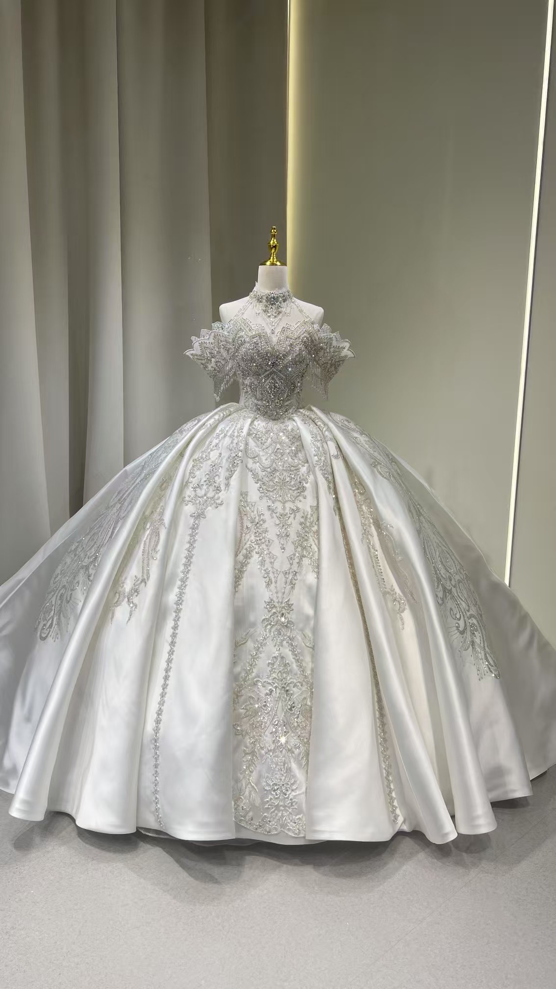 見逃さない　ホルターネック　サテン　二の腕を隠せる　光沢サテン　ビジュー　韓国風　華やかなトレーン　上品　可愛い　結婚式