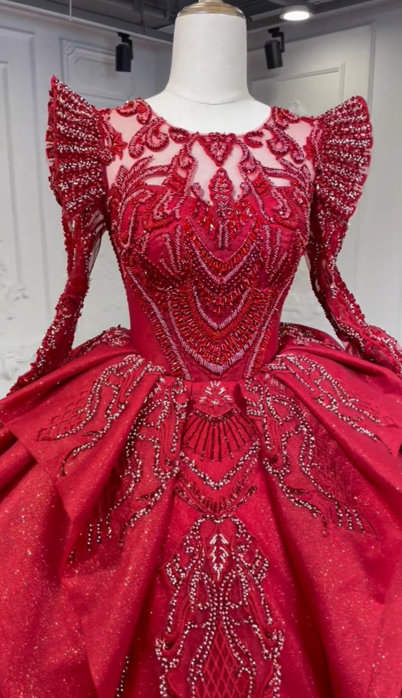 純粋な美しさ　目立つおしゃれなカラードレス　赤系　長袖　イリュージョンネック　サイズオーダー可能　キラキラスカート前撮り