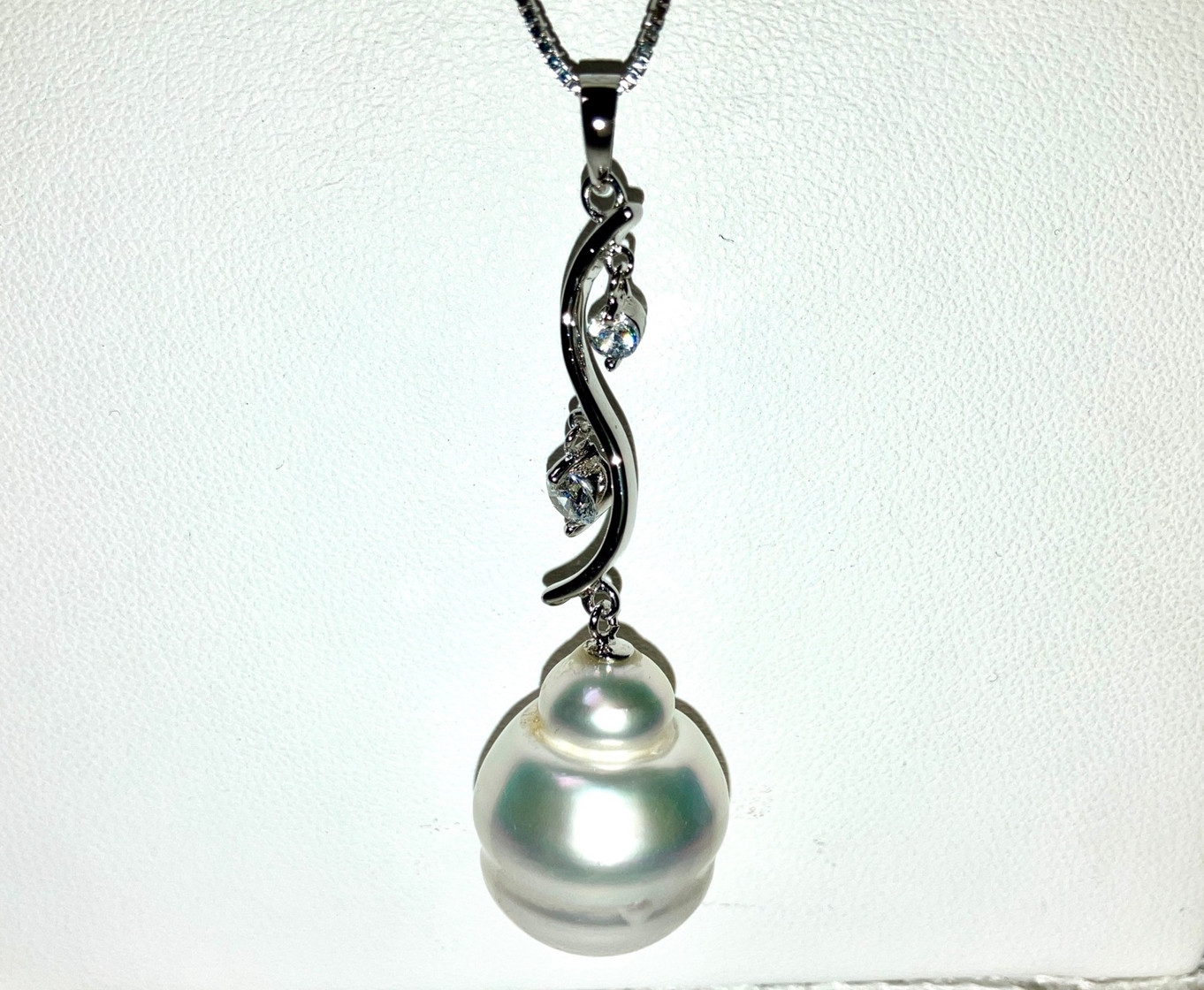 揺れるジルコニアが煌めく南洋真珠のペンダントトップ