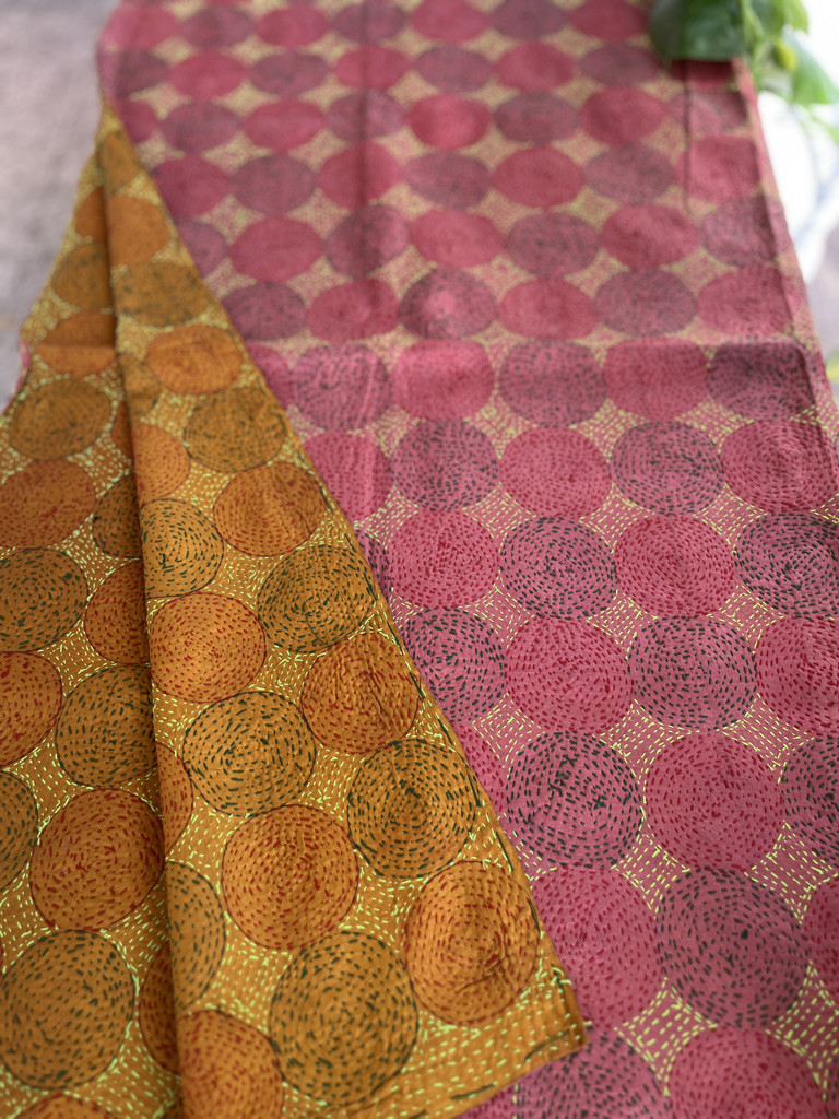 【インド】オールドサリー　カンタ刺繍　リバーシブルストール　マルチカバー1