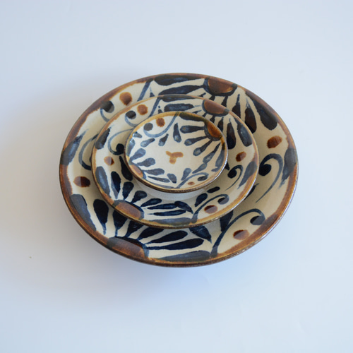 やちむん 勝窯】唐草 7寸皿 大皿 いち商店 通販 20207308｜Creema