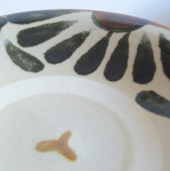 やちむん 勝窯】唐草 7寸皿 大皿 いち商店 通販 20207308｜Creema