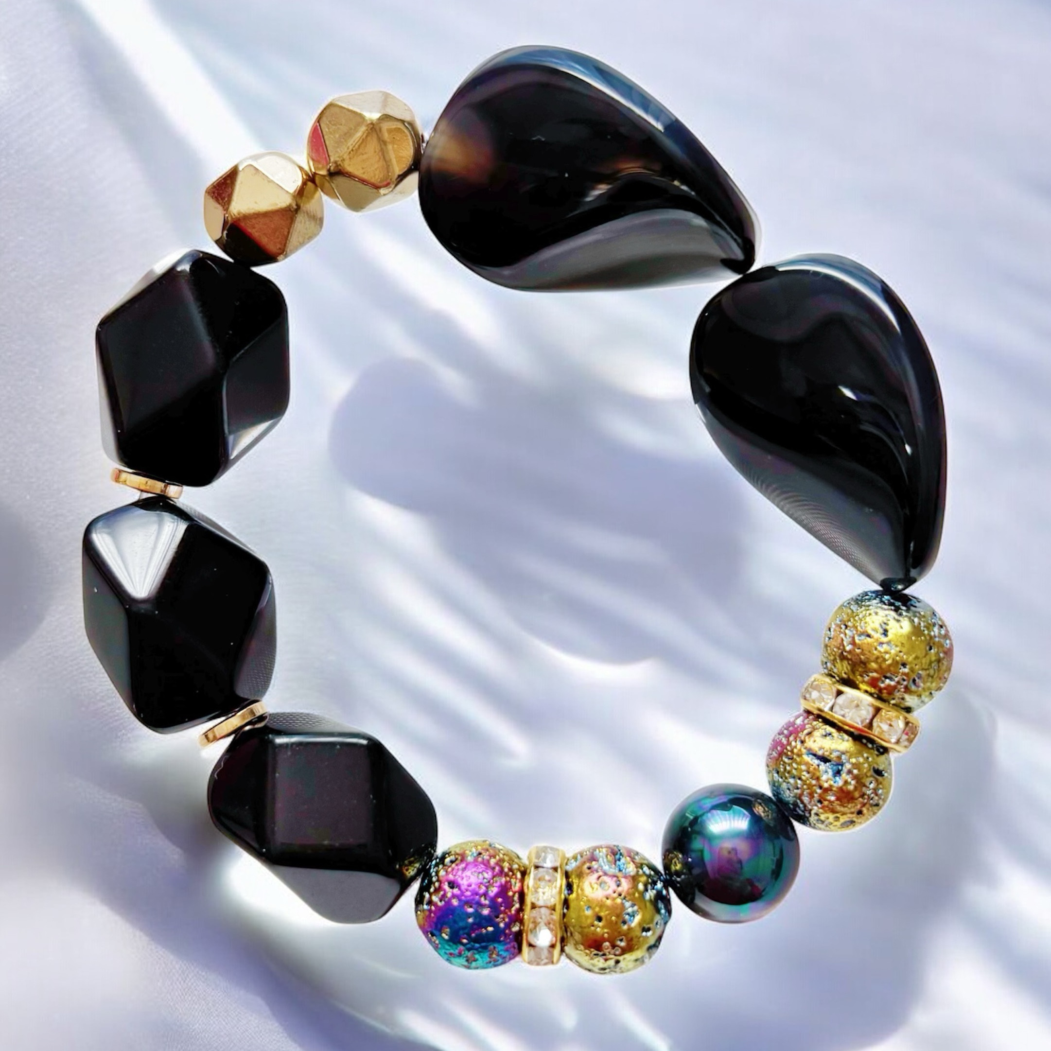 黒×金の艶が格上げ!大ぶりオニキスが“華やぎ”をまとわせる開幕天然石ブレスレット オニキス×溶岩石×貝パール×ヘマタイト