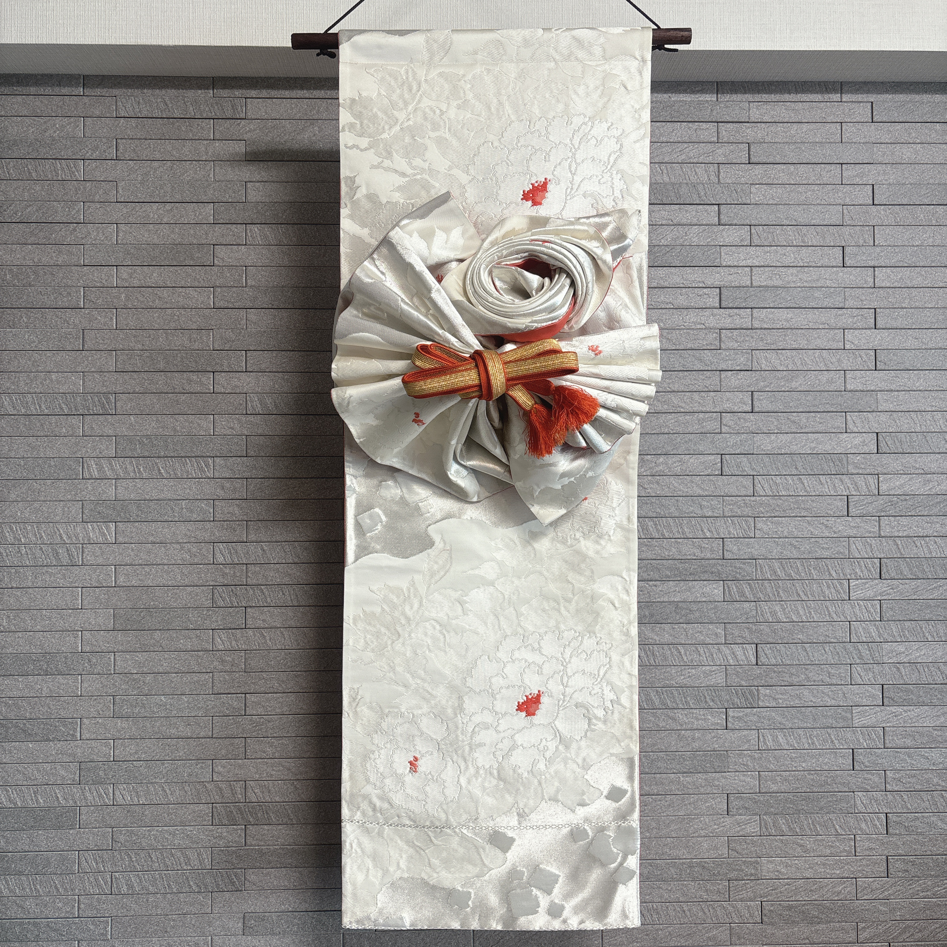 帯をリメイクした飾り結びのあるタペストリー　玄関に　床の間に　晴れの日に