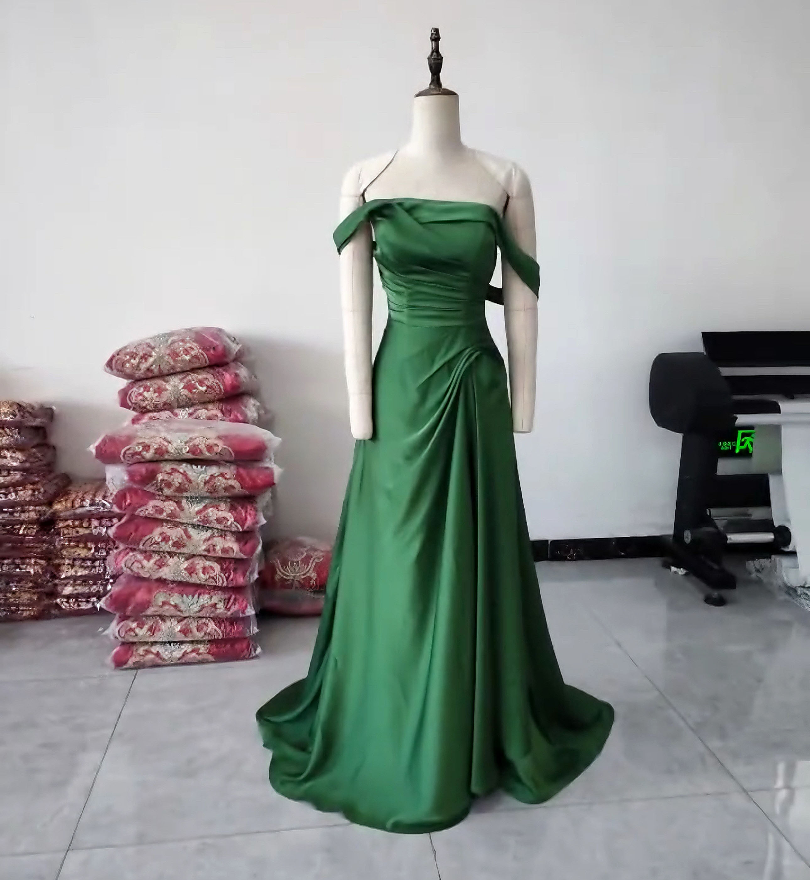 セール激安　グリーン　お色直し　光沢サテン　袖あり　二の腕カバー　ギャザー　アシメドレス　編み上げ　スレンダーライン二次