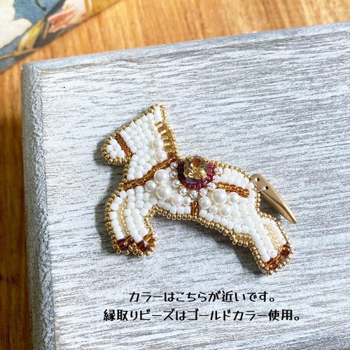 白い馬のビーズ刺繍ブローチ⭐︎受注制作品⭐︎贈り物 ブローチ Hi-na