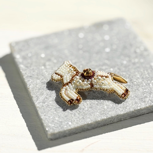 La mienne ブローチ（ビーズ刺繍　馬） 白い馬のビーズ刺繍ブローチ⭐︎受注制作品⭐︎贈り物 ブローチ Hi-na